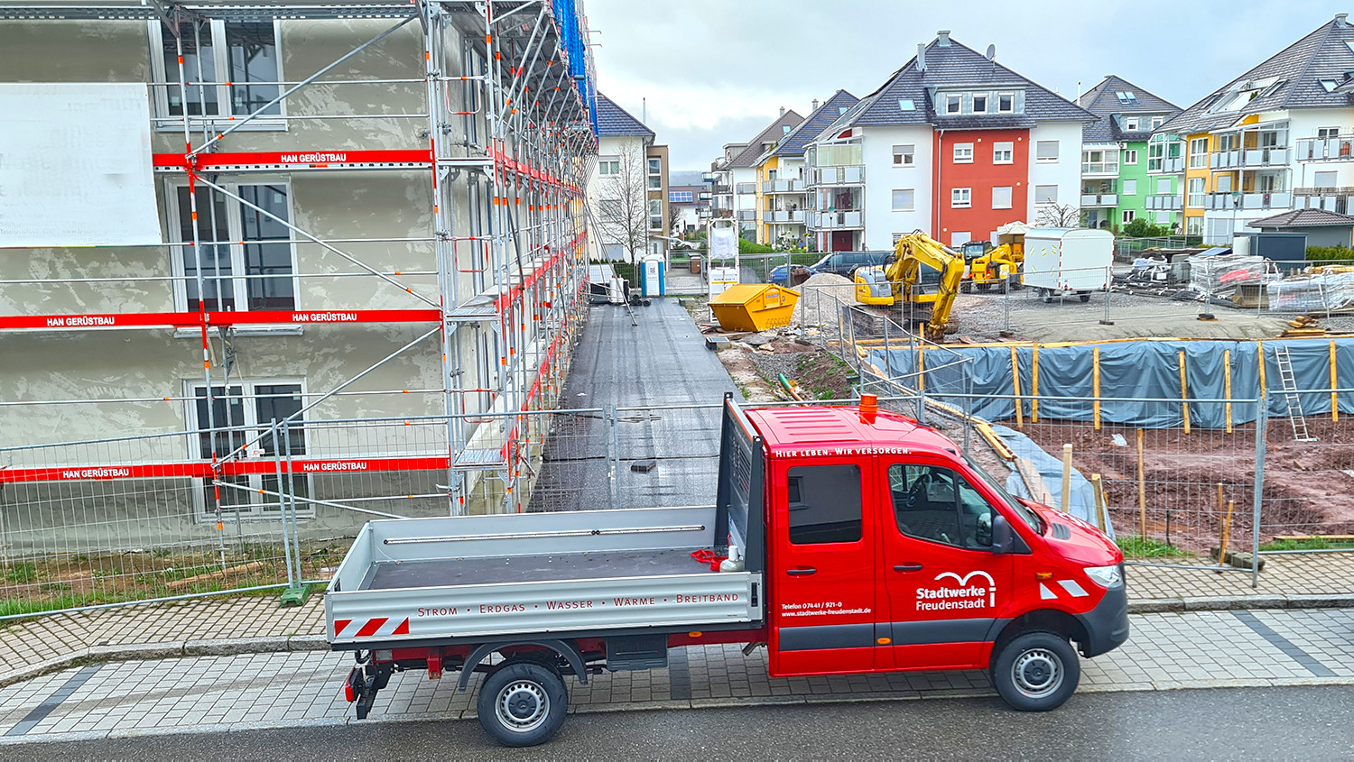 Stadtwerke Transporter mit Ladepritsche im Baugebiet